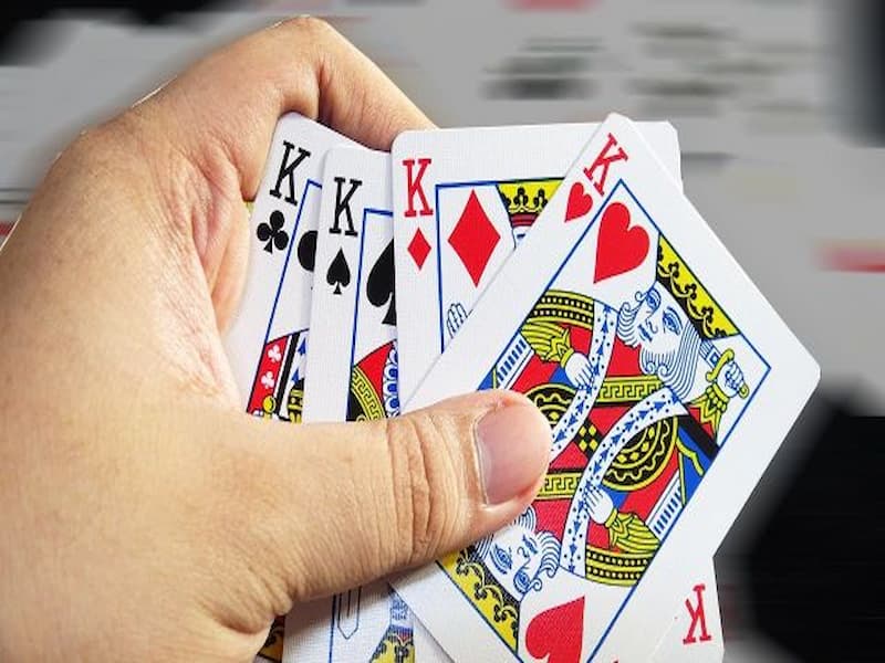 Tứ quý trong game tiến lên có thể chặn đôi heo hoặc ba đôi thông
